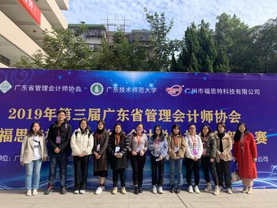 学校两个比赛队伍(左六为本人)