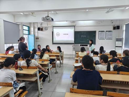 图5：学子踊跃提问共话研途（梁晓臻摄）