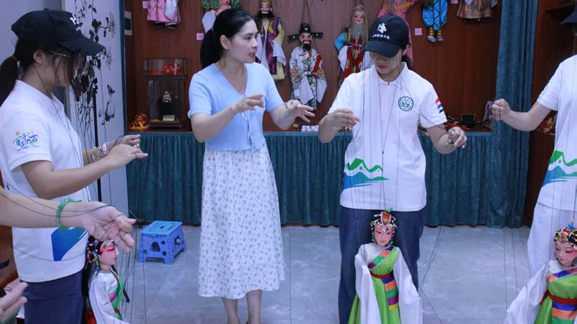 图2:传承人李伟平调整队员们的握线手型