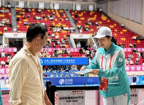 场馆内勤服务助理 为观众分发宣传手册