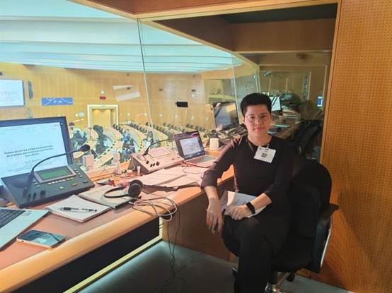 图2 高平担任论坛同传